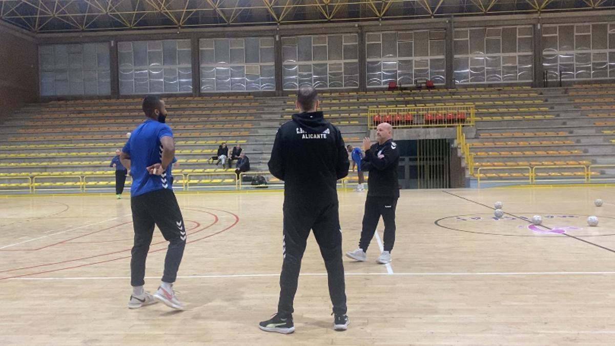 Santiago Mosquera, Iker Serrano y Fernando Latorre en uno de los entrenamientos previos al duelo frente a BM Zamora