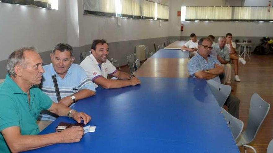 Un momentro de la asamblea celebrada en el centro social de Vilaxoán. // Noé Parga