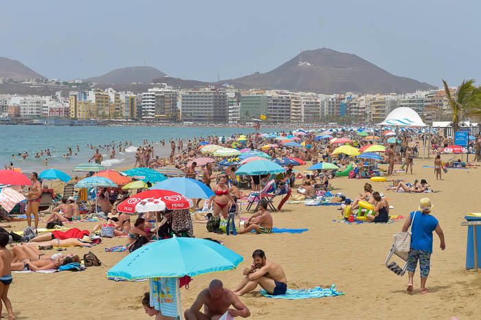 Playa de Las Canteras con termómetros marcanco ...