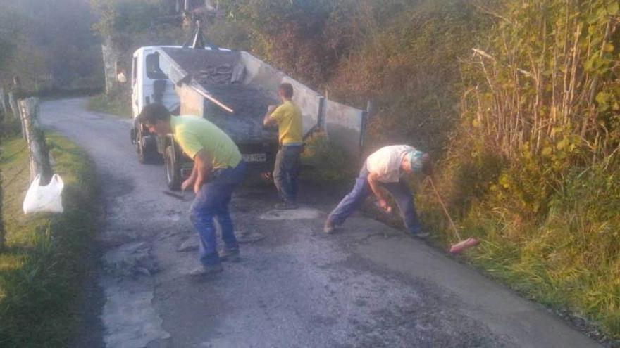 Los vecinos de La Panda, en Coya, hormigonan por su cuenta la carretera