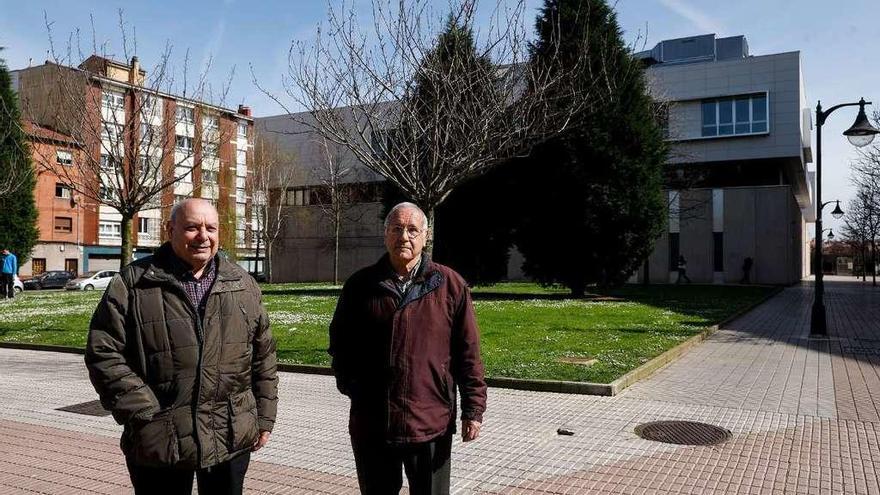 Álvaro Tuero (a la izquierda) y Luciano González, presidente y vicepresidente de la Asociación de Vecinos &quot;Atalía&quot; de El Natahoyo, en el espacio anexo a Proyecto Hombre donde arrancaría la senda peatonal que piden construir.