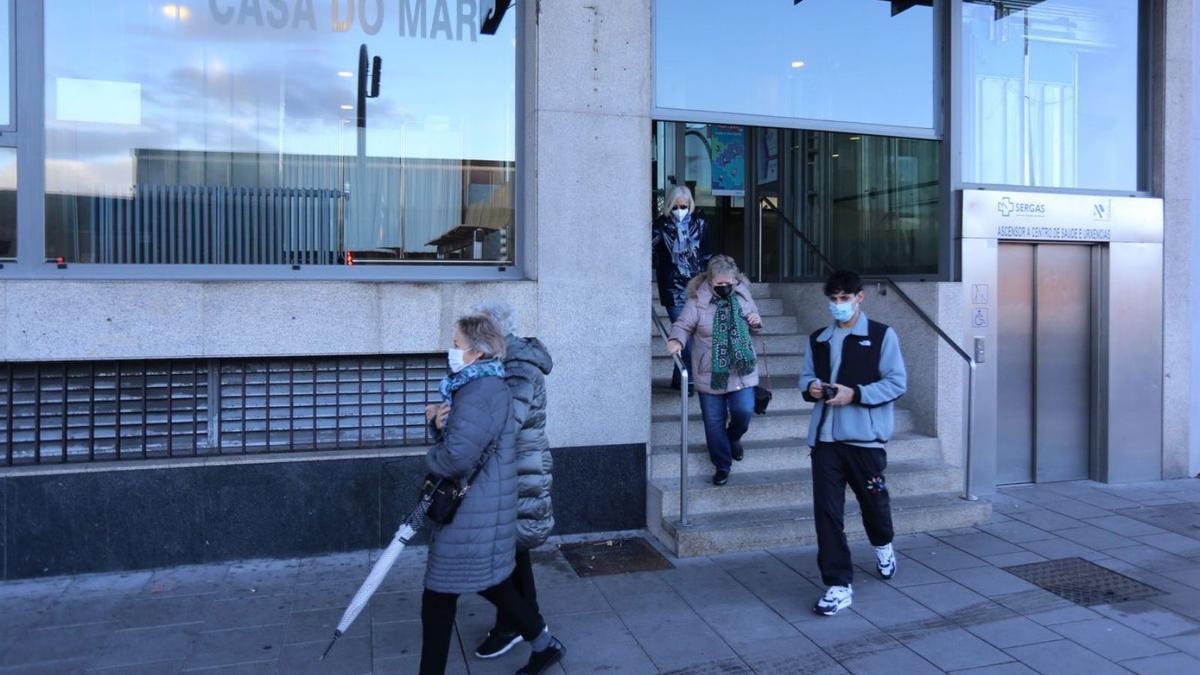 Ciudadanos con mascarilla salen del PAC de la Casa del Mar, en A Coruña.