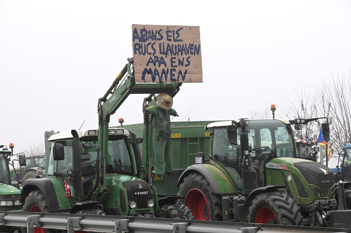 Agricultores catalanes protestan en Fondarella, en el Pla dUrgell (Lleida)