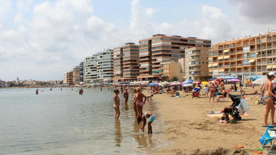 Imagen de este verano de la playa del Acequión/Foto Tony Sevilla