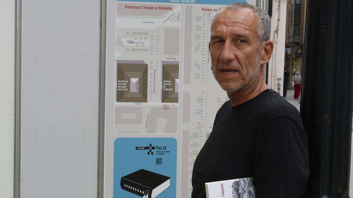 Ricardo Menéndez Salmón, ayer, en la calle Francisco Tomás y Valiente.