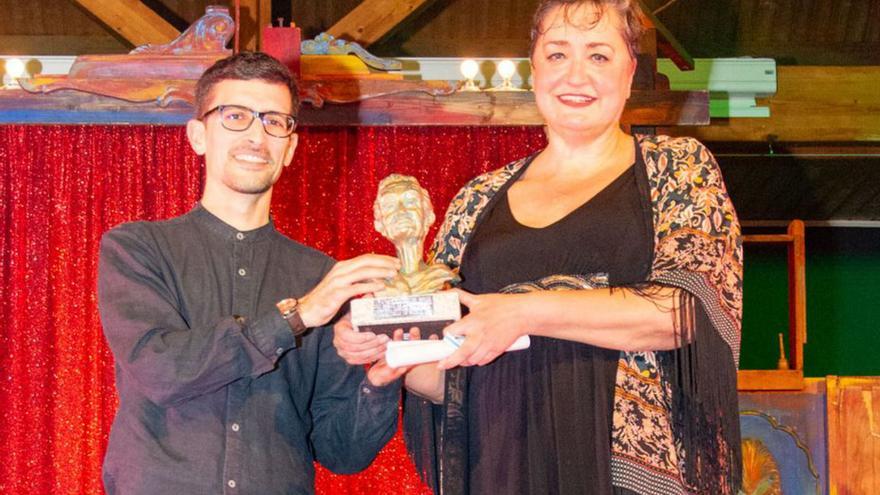 Patricia Vázquez recoge el premio de manos de Anxo Arca