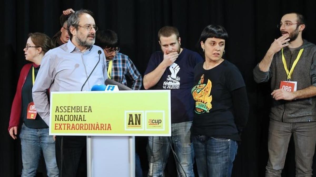 Antonio Baños y Anna Gabriel, junto a otros diputados de la CUP, en la asamblea nacional de la formación, en Sabadell.