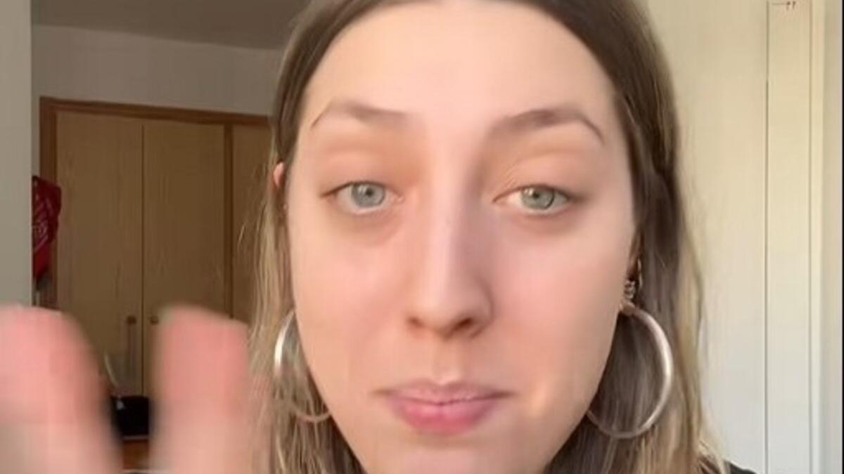 Emiliana Artagaveytia, influencer uruguaya, cuenta cómo fue comer naranjas en València por vez primera.