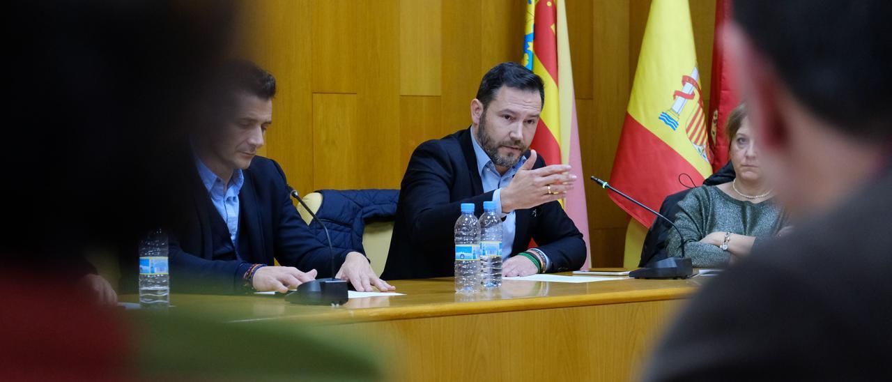 El presidente y portavoz municipal del PP de Elda, Fran Muñoz, durante una intervención en el pleno del Ayuntamiento.