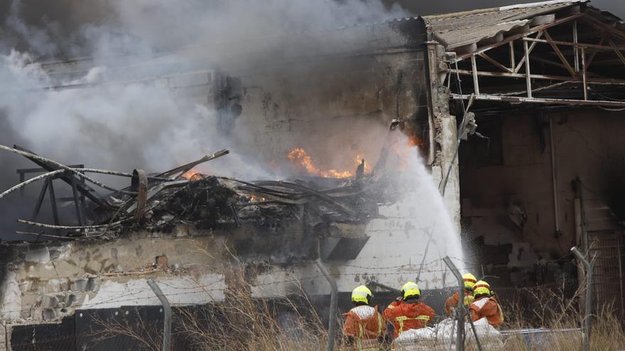 Un incendio arrasa un almacén de electrodomésticos próximo a l&#039;Albufera