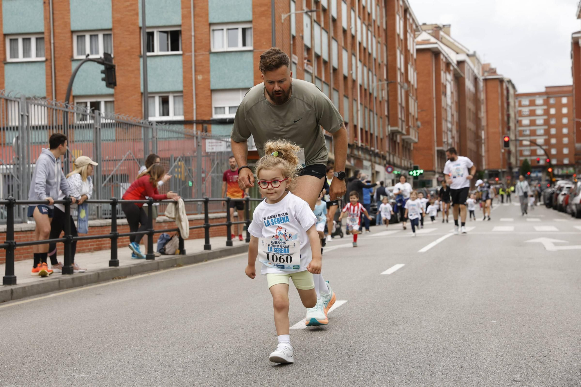 La carrera popular solidaria en El Llano, en Gijón, en imágenes
