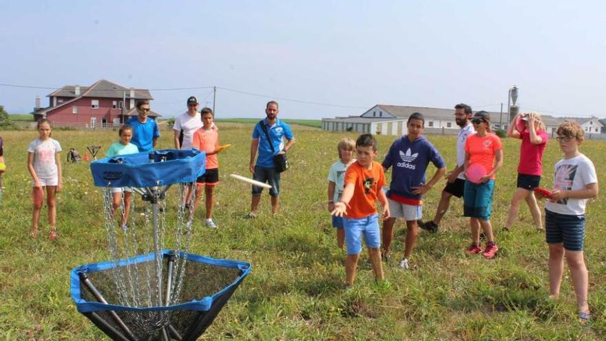 Tapia da a conocer el deporte del disc golf