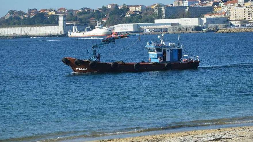 El barco bateeiro que ayer araba el banco de Rodeira, frente a la playa del mismo nombre, cerca del puerto de Cangas. // G.N.