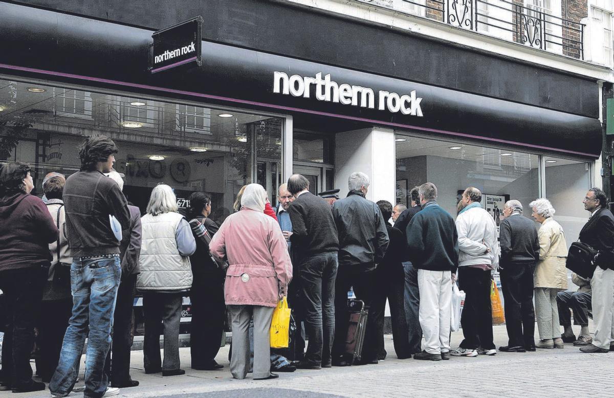 Cues de clients davant una oficina del banc britànic Northern Rock, que al final va ser rescatat, el setembre del 2007. | ALESSIA PIERDOMENICO