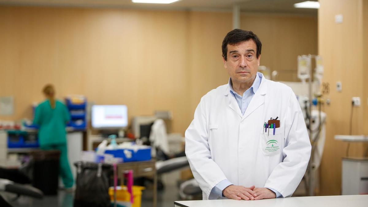 El jefe de Oncología Médica del Reina Sofía, Enrique Aranda, en el hospital de día donde reciben tratamiento pacientes con cáncer.