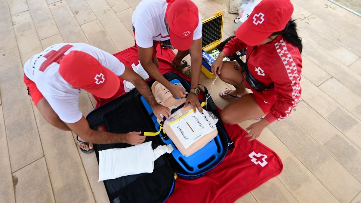 Imagen del acto de presentación del Autopulse en la playa de Las Canteras.