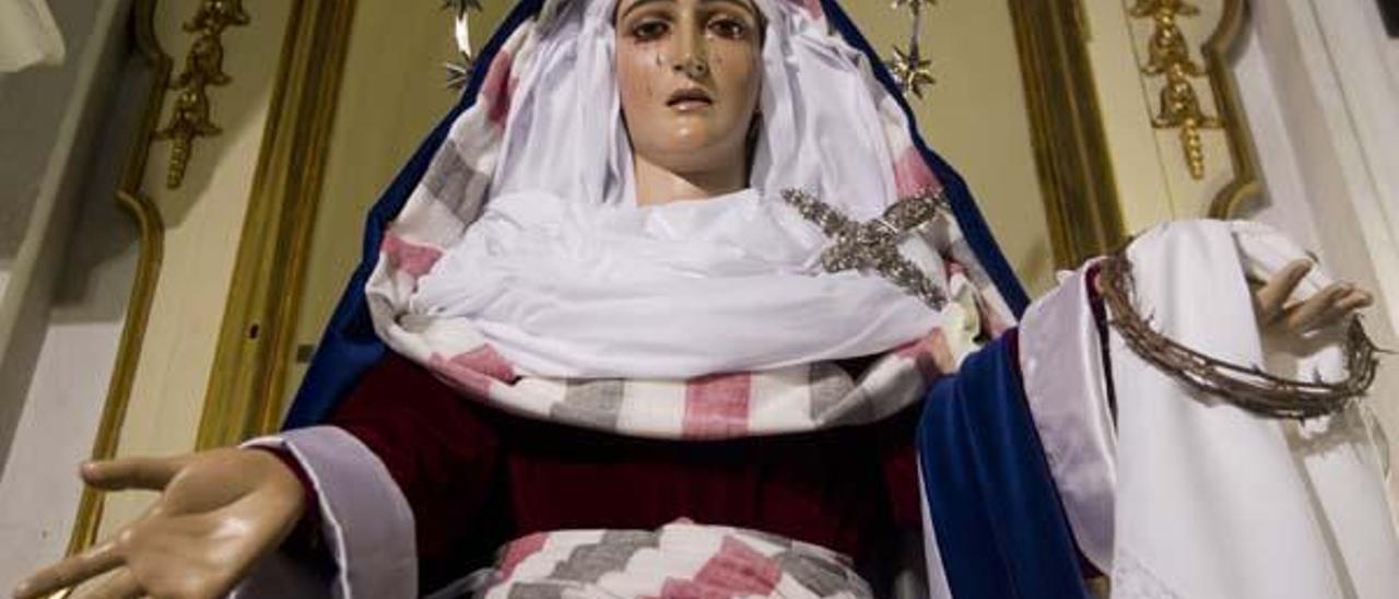 La imagen de la Virgen de los Dolores, con el atuendo nuevo.