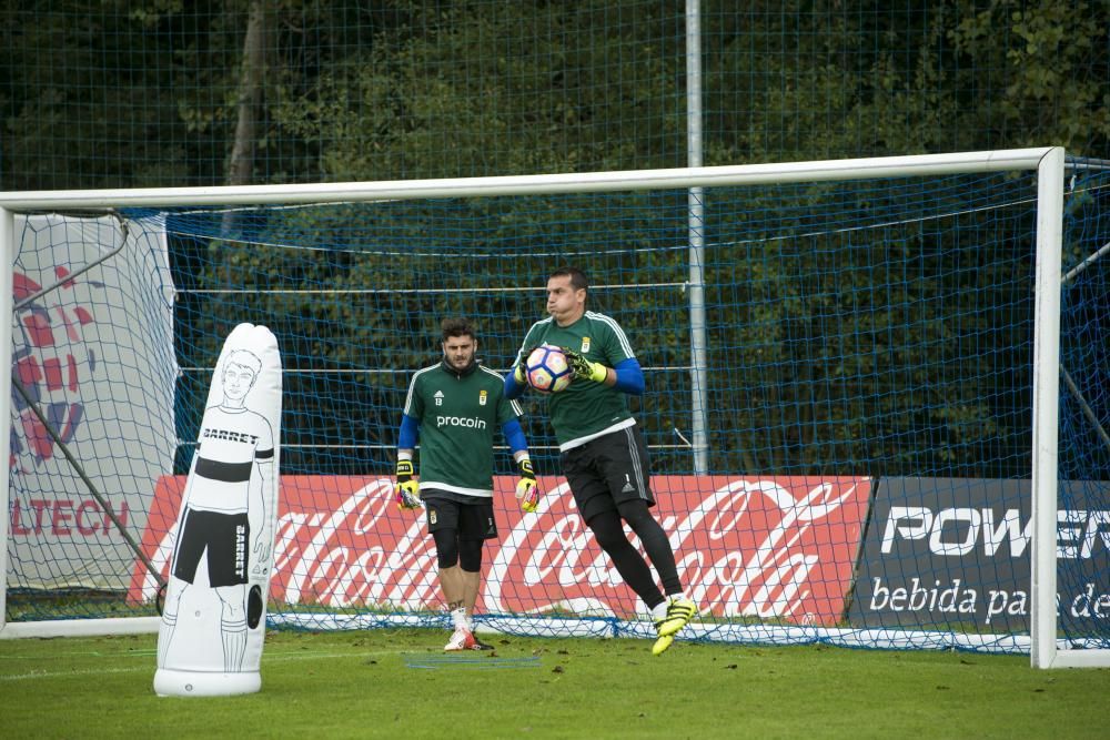 Entrenamiento del Real Oviedo con la visita del boxeador Aitor Nieto