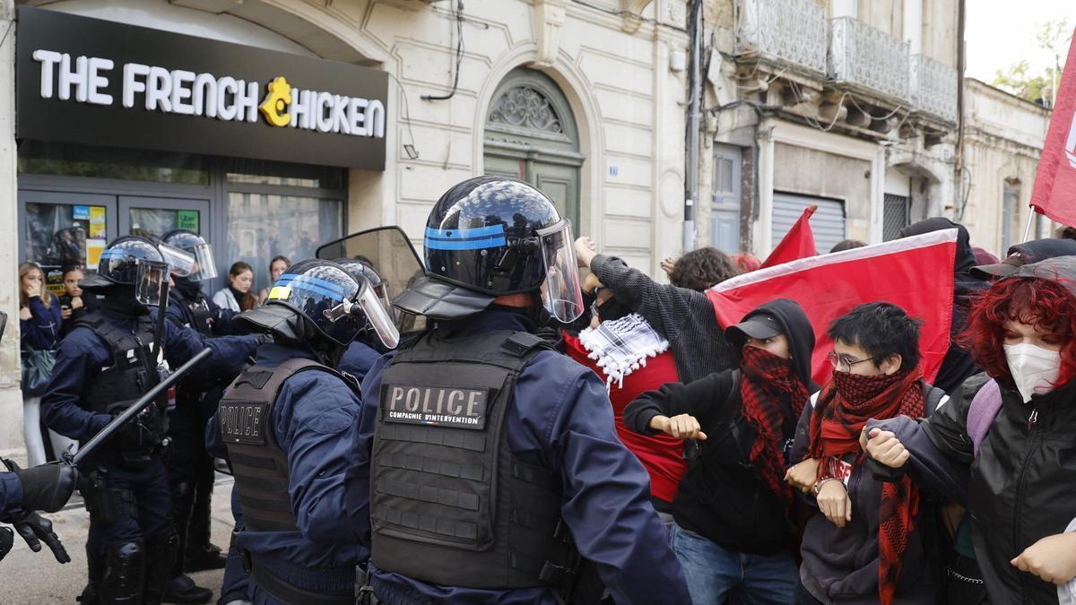 Dos detenidos por el linchamiento a un policía en las protestas estudiantiles en Francia