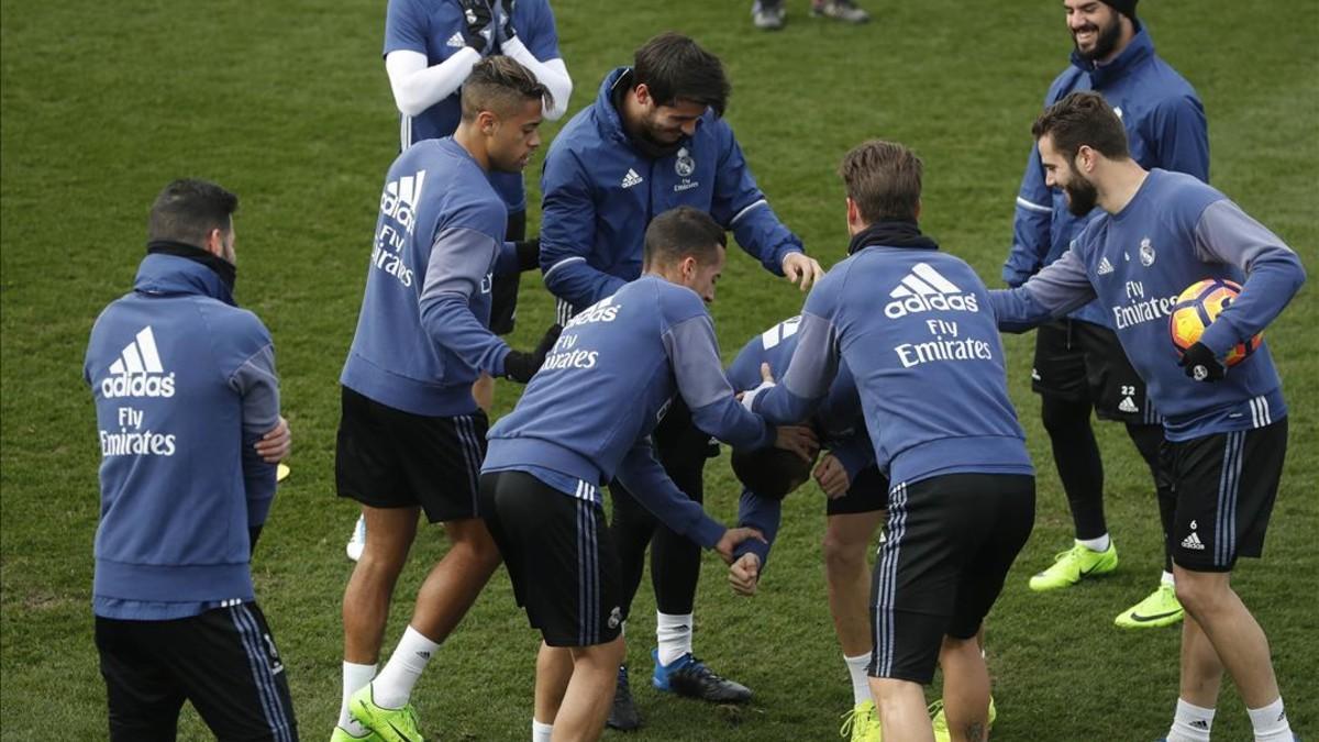 Varios jugadores del Madrid golpean a Carvajal tras la mano cometida por el lateral madrididista en el entrenamiento de este martes