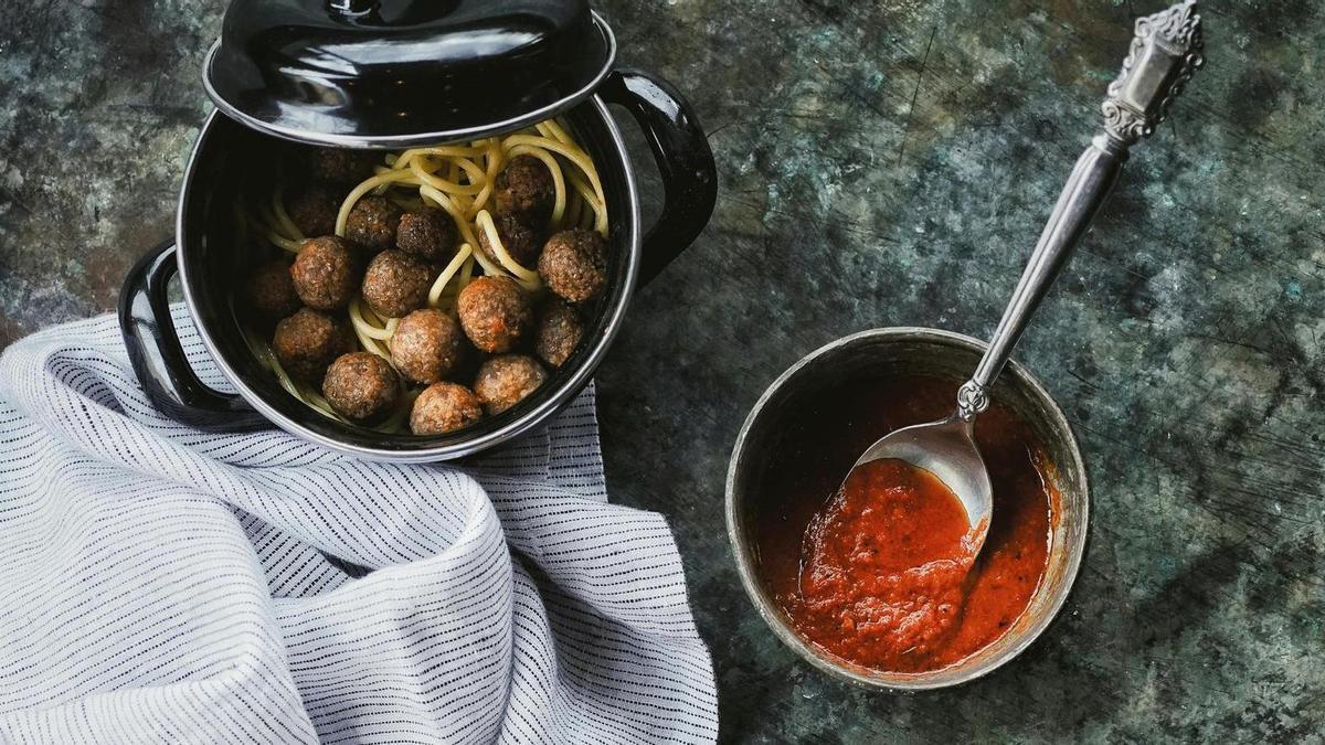 La pasta es una opción ideal para acompañar a tus albóndigas.