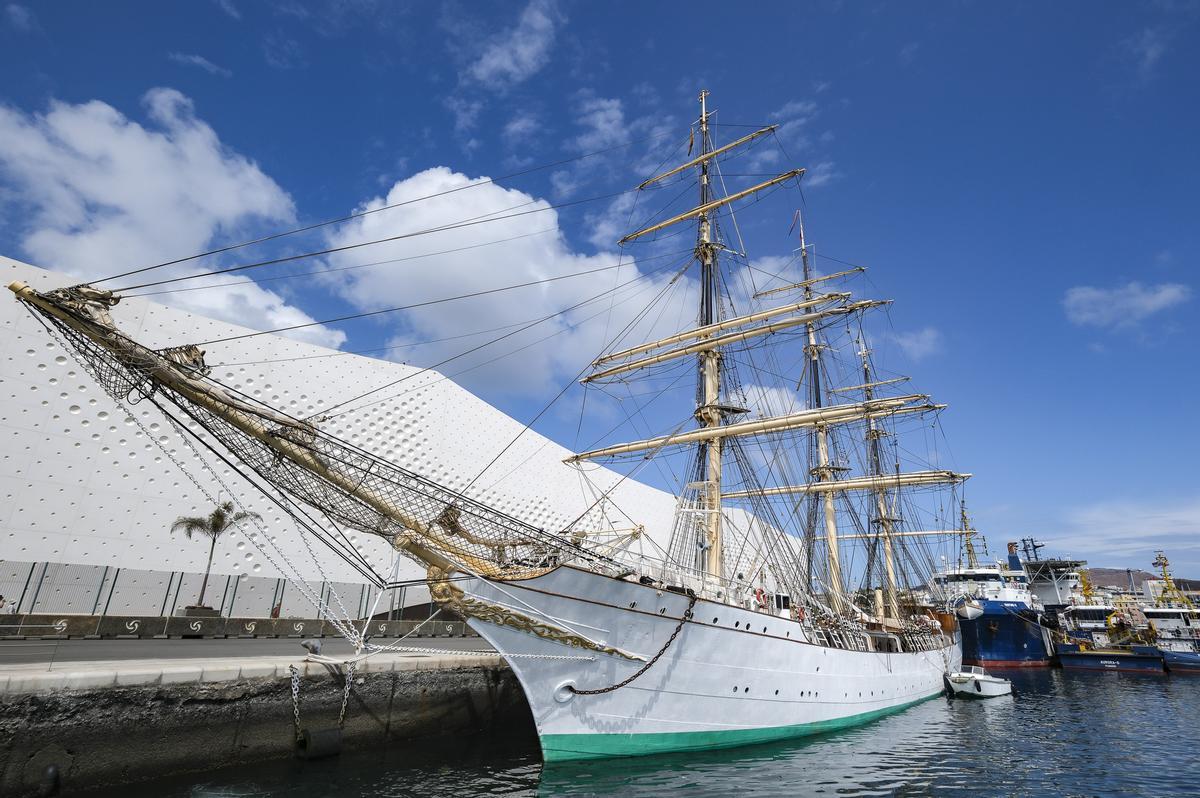 El buque escuela 'Denmark' en el Muelle Sanapú