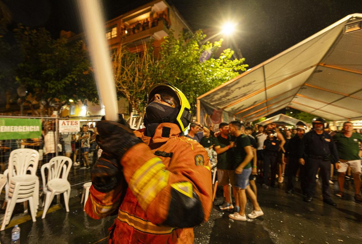 El público en el racó mientras los Bomberos apagaban la hoguera de Florida Portazgo