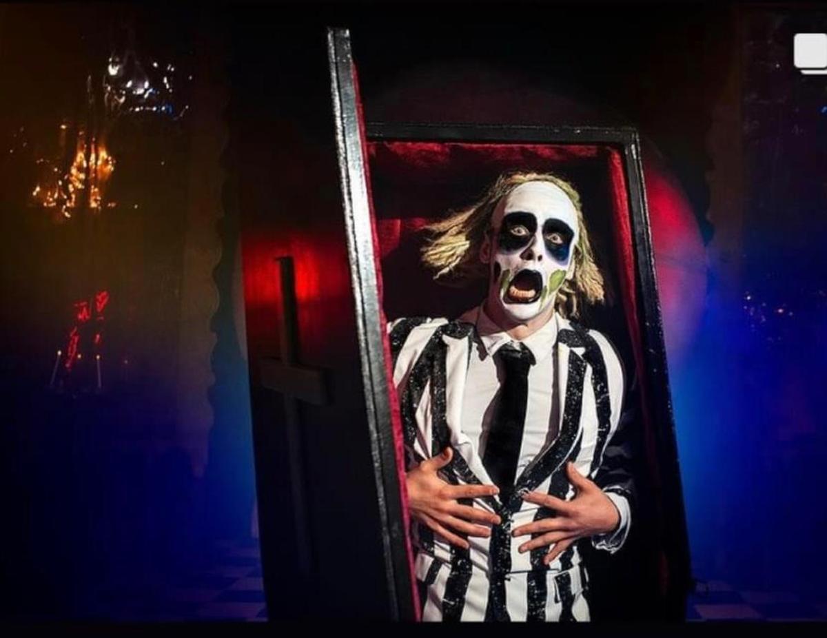 Uno de los intérpretes del Circo Encantado de Badajoz, durante el desarrollo del espectáculo.