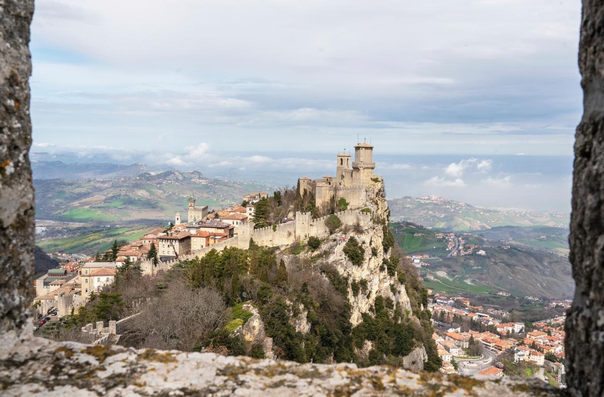 Vista de la Torre Guaita desde la segunda torre, San Marino.