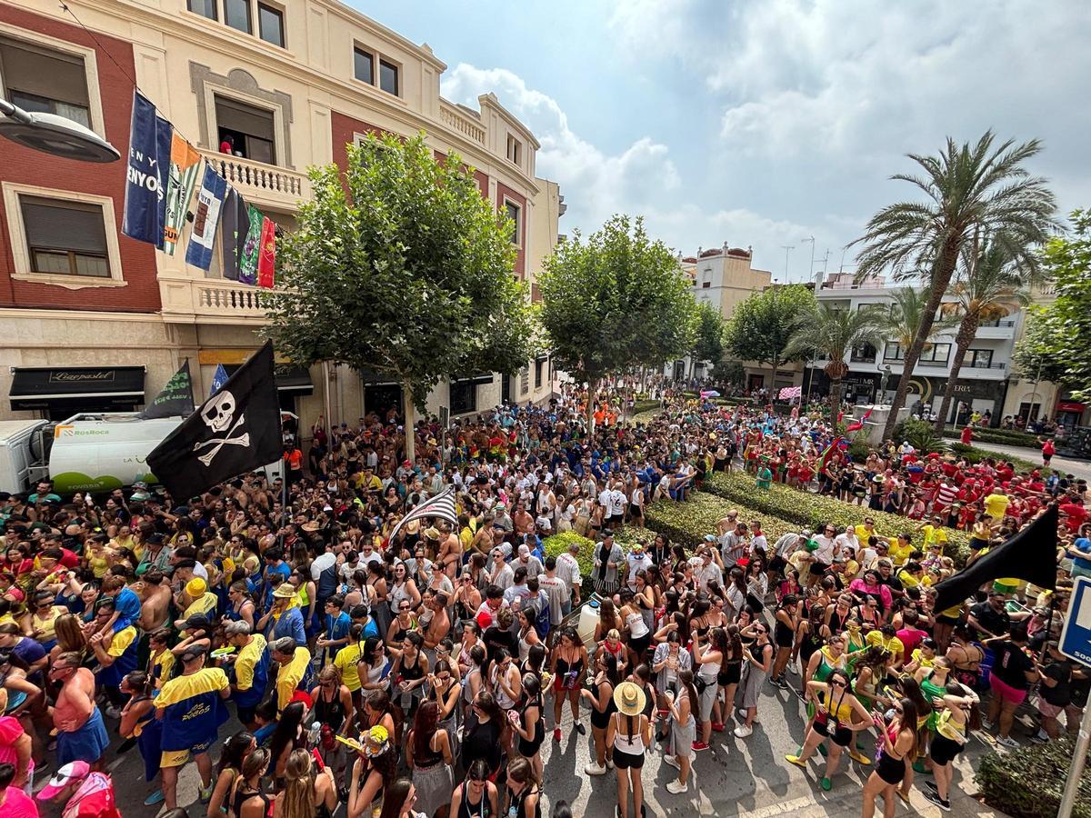 Cientos de peñistas han participado este sábado al mediodía en el acto simbólico de apertura de les Penyes de la Vall d'Uixó.