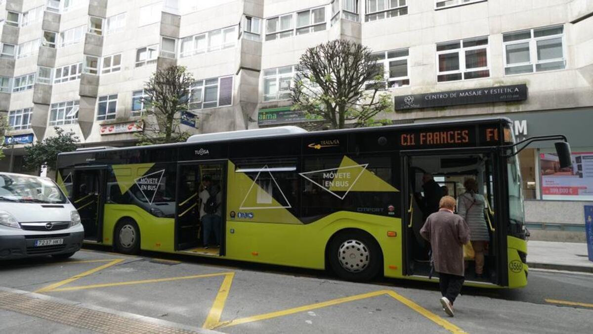 Un autobús urbano nas rúas de Santiago