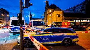 Coches de la policía aparcados frente a la estación de Hamburgo, escenario del ataque con arma blanca.