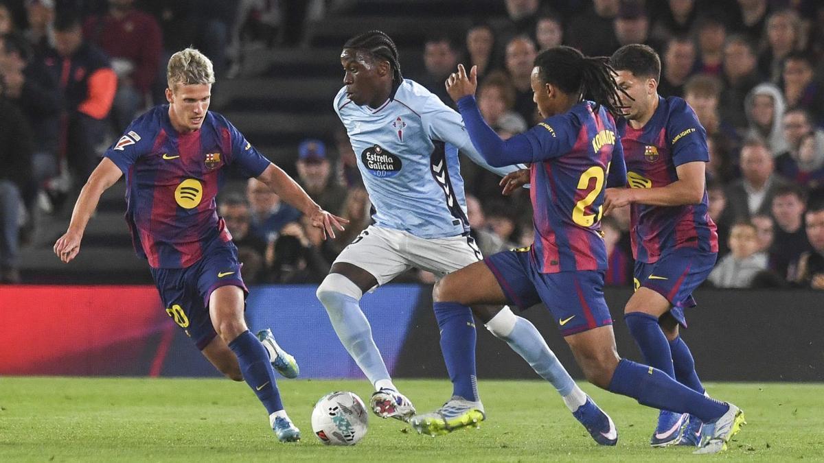 Ilaix Moriba conduce la pelota rodeado de Olmo, Koundé  y Cancelo durante el encuentro disputado ayer por el Celta en el Camp Nou.