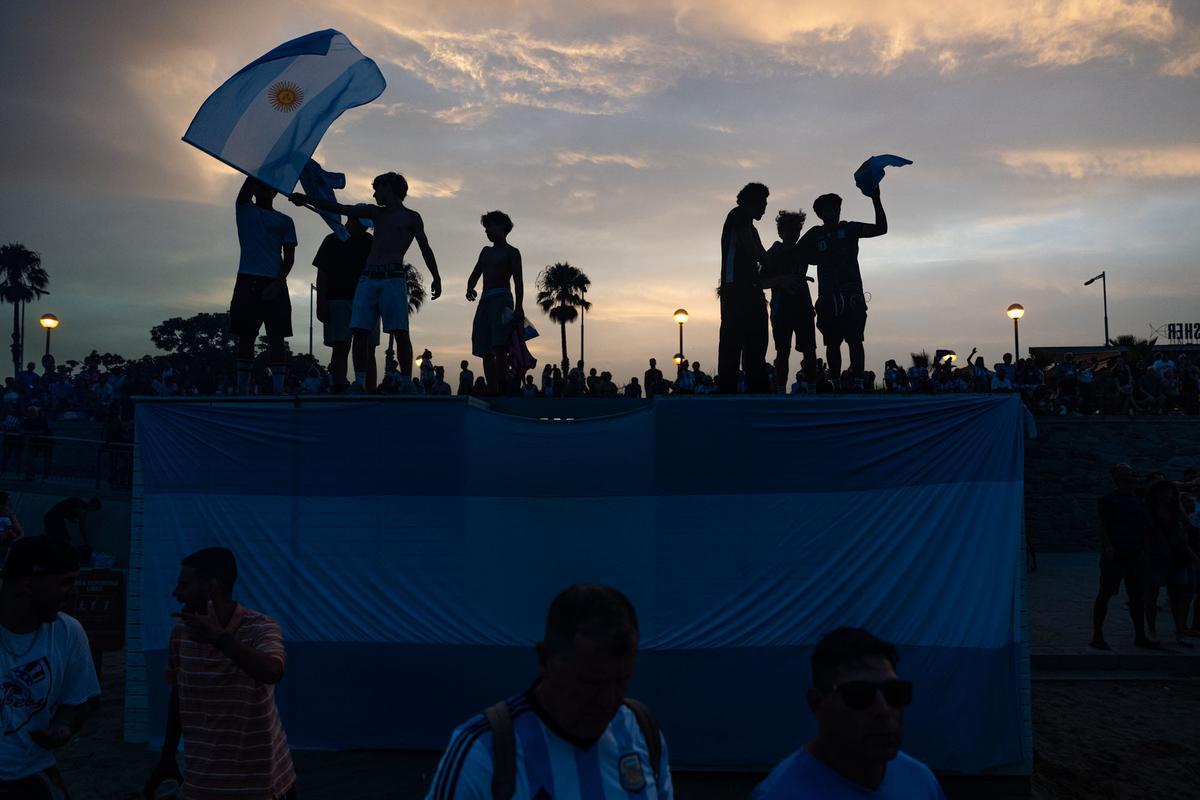Aficionados argentinos se reúnen en la playa del Bogatell el día antes de la gran final contra España del Mundial