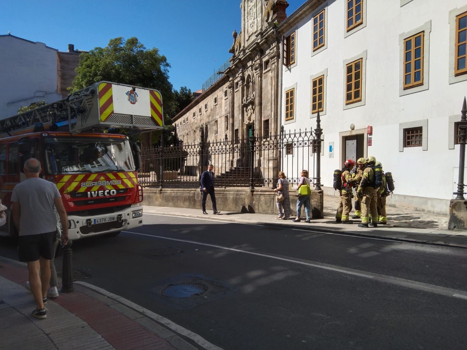 Los bomberos sofocan un incendio en Panaderas