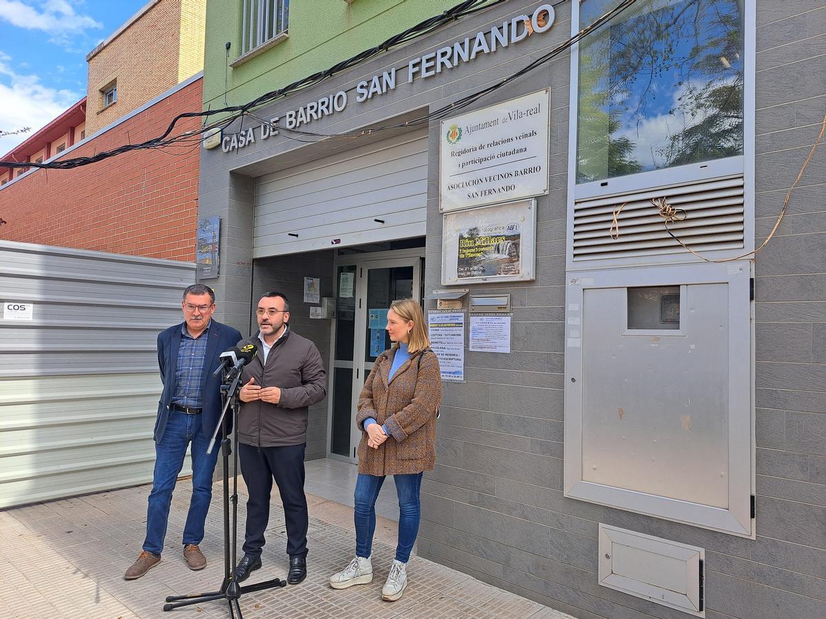 Comparecencia ante los medios delante de la casa de barrio de Sant Ferran.