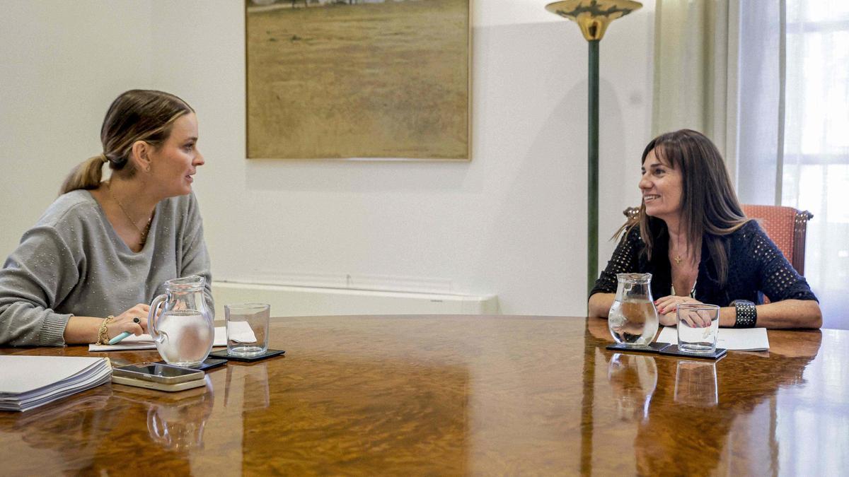 La presidenta del Govern, Marga Prohens, y la portavoz de Vox en el Parlament, Manuela Cañadas.