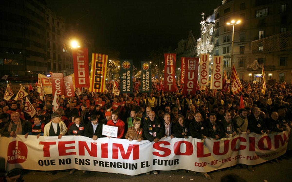 Manifestació durant la vaga general del 14N al passeig de Gracia de Barcelona.