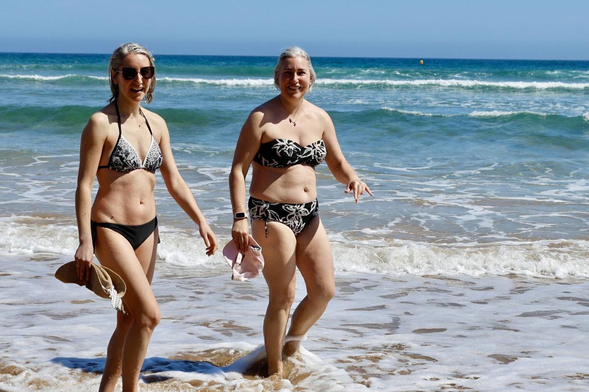 EN IMÁGENES: Asturias sofoca la ola de calor de mayo en la playa