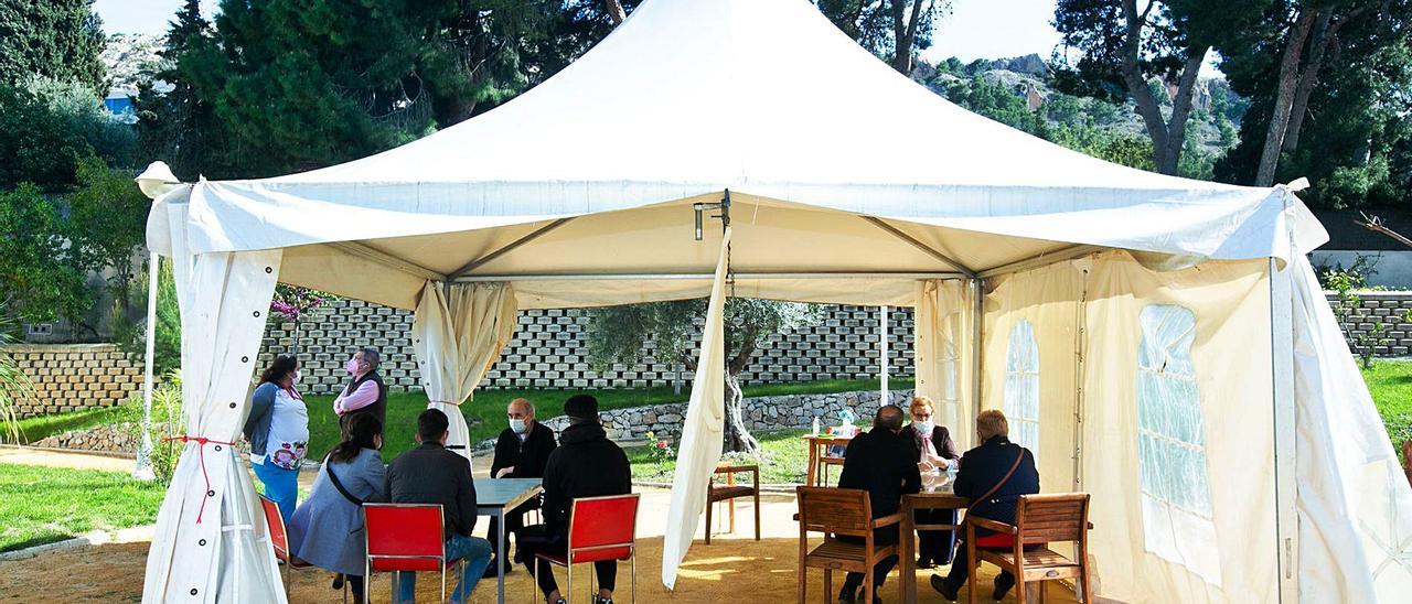 Carpa habilitada por un geriátrico de Alicante para facilitar las visitas de familiares a los residentes tras la flexibilización de las restricciones.