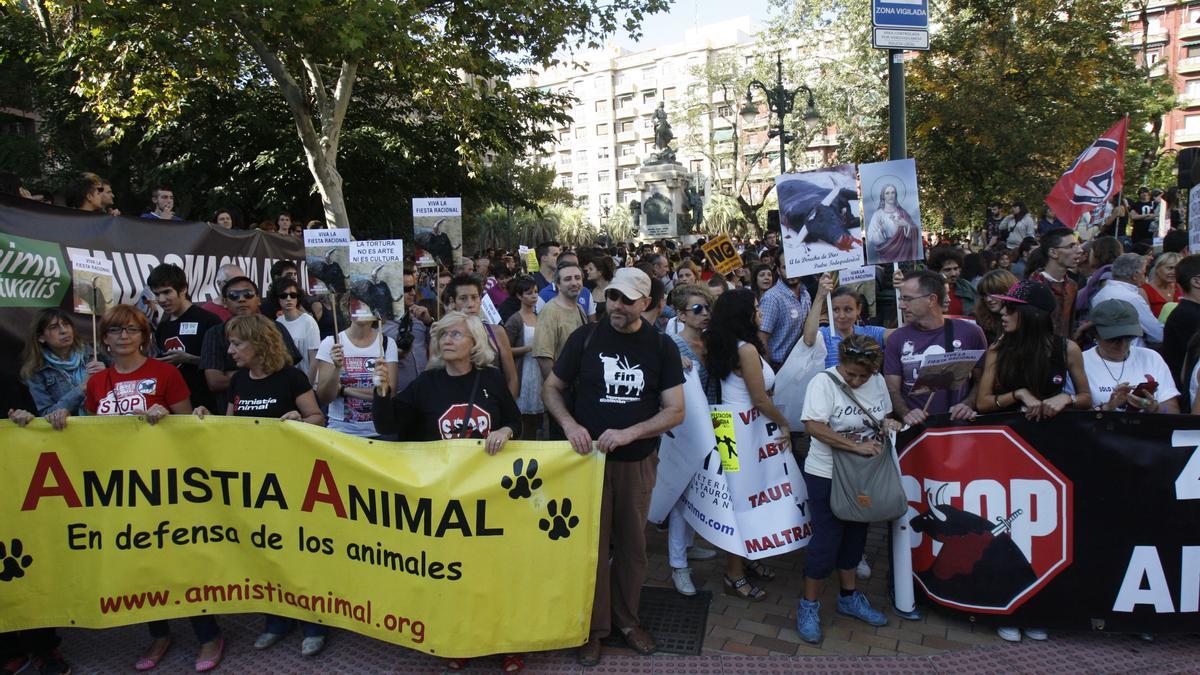 Manifestación antitaurina antes de la celebración de una corrida de toros.