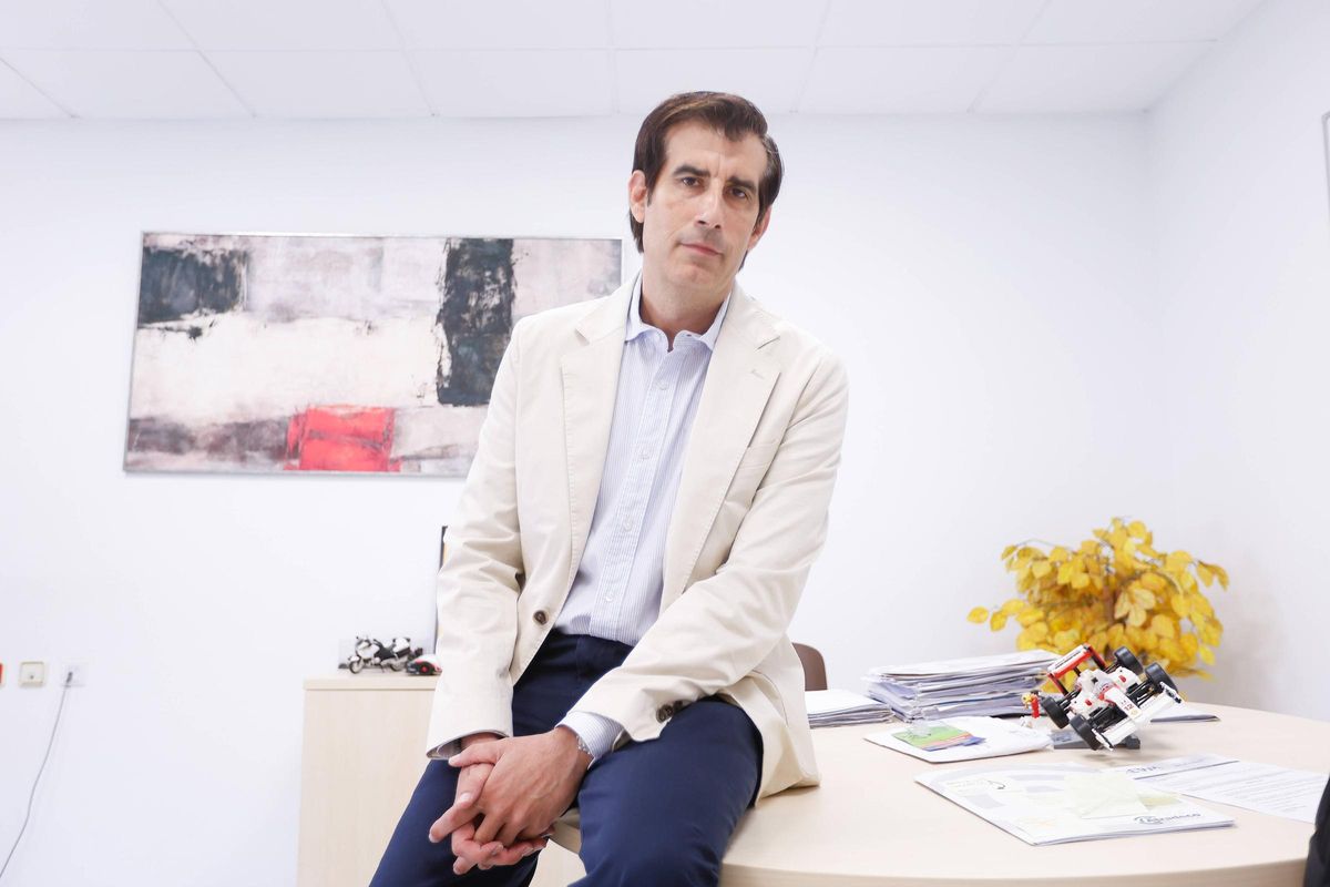 Carlos Toledano posa en una de las oficias de la sede de Atradeco, en el polígono de Las Quemadas.