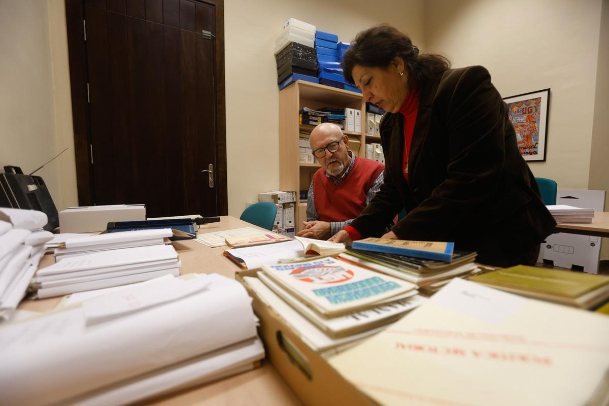 Miembros de Fudepa trabajan con los documentos del archivo que gestiona la fundación en Córdoba.