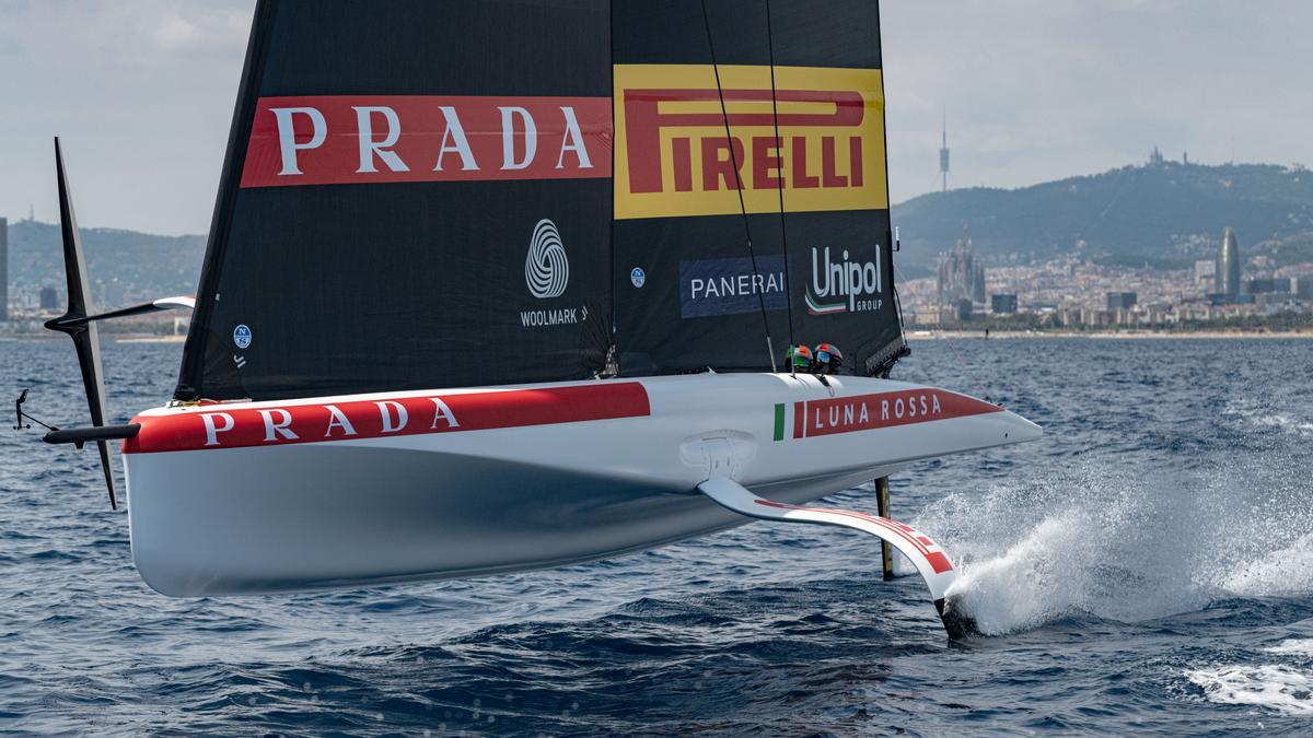 El barco AC40 del equipo italiano Luna Rossa Prada Pirelli navega frente a la costa de Barcelona por primera vez, el 3 de julio de 2023.