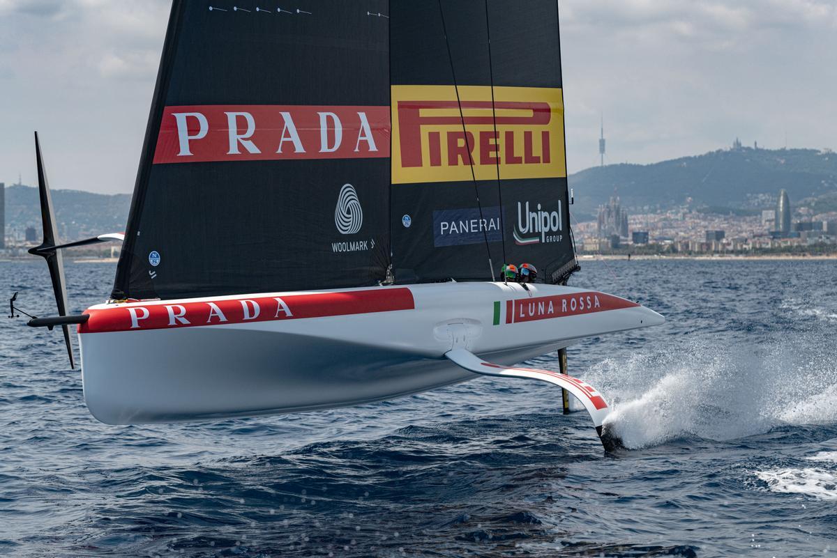El barco AC40 del equipo italiano Luna Rossa Prada Pirelli navega frente a la costa de Barcelona por primera vez, el 3 de julio de 2023.