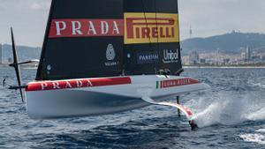 El Luna Rossa Prada Pirelli, tercer equip de la Copa Amèrica de vela que ja navega a Barcelona