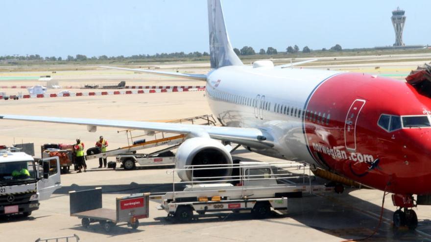 Un avió Norwegian esperant a la pista de l&#039;aerport del Prat el 7 de juny del 2019