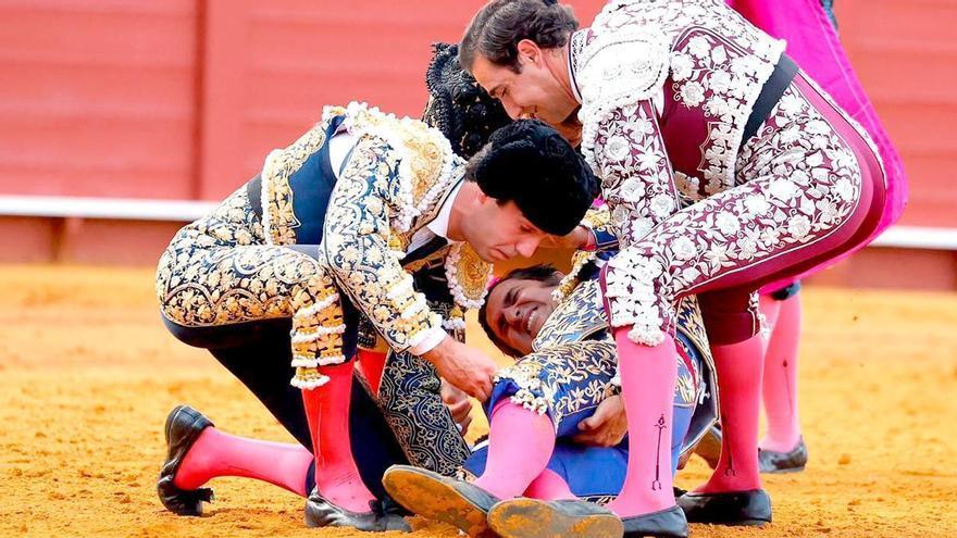 Morante de la Puebla permanece estable en la UCI tras la cornada en la Maestranza