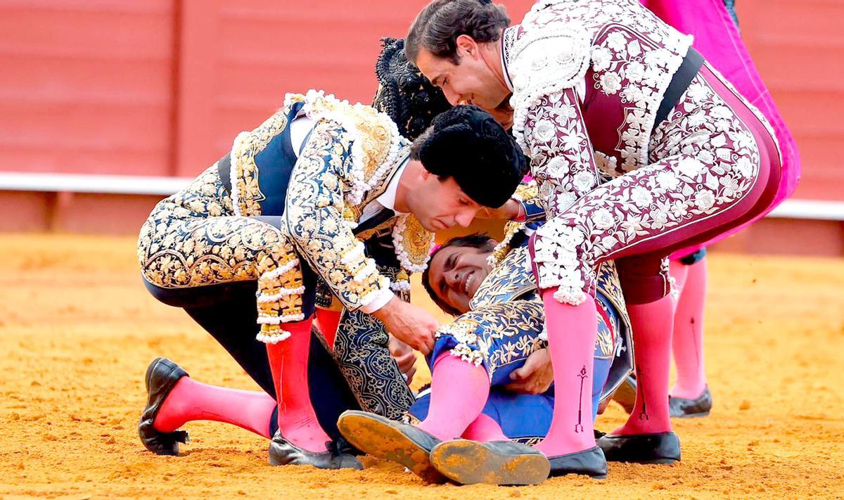 Morante de la Puebla cae herido en la Maestranza: pronóstico muy grave