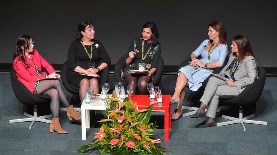 Por la izq. Patricia Valenzuela, Victoria López, Elena Toledo, Lenka Vikova y Mercedes Tejero, durante la mesa redonda.